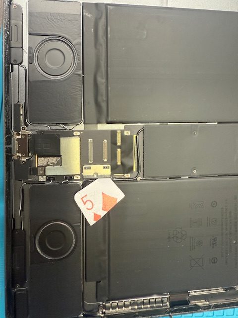 iPad Pro 12.9インチ 第3世代ドックコネクタ(充電口)交換修理
