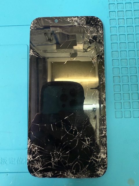 iPhone16e フロントパネル(重度)交換修理