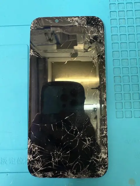 iPhone16e フロントパネル(重度)交換修理｜iPhone修理スマホ修理堂