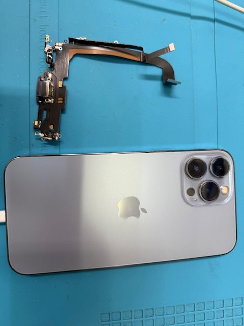 iPhone13ProMax充電口修理のご依頼!