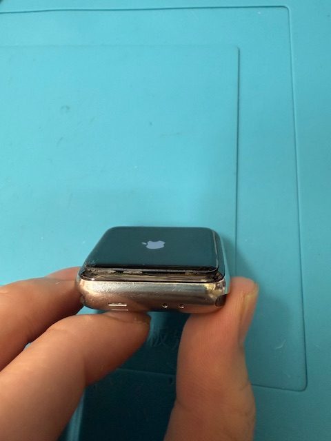 Apple Watch Series 3バッテリー膨張修理のご依頼