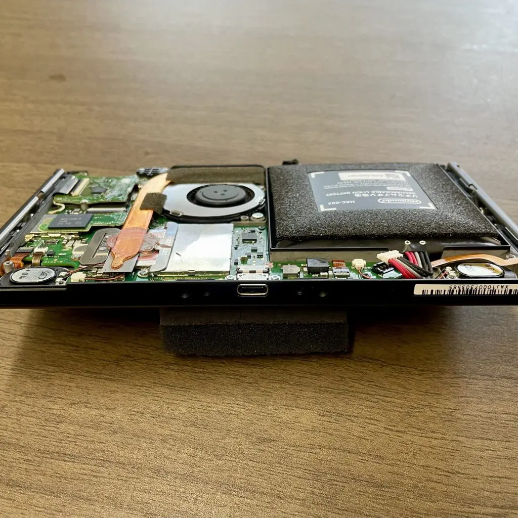 Nintendo Switch バッテリー膨張修理【iPhone修理スマホ修理堂】