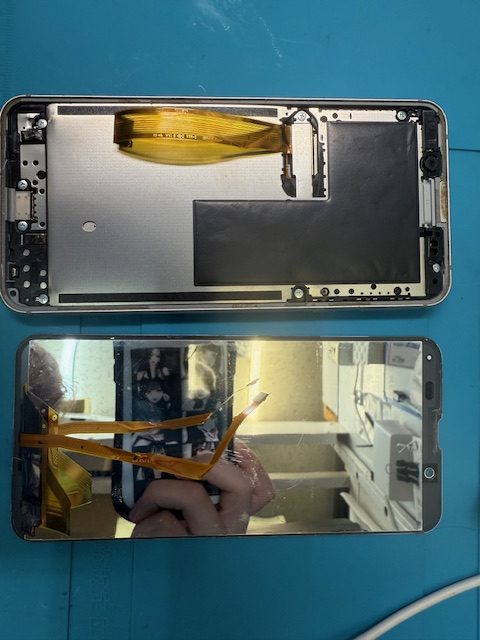 AQUOS sense3フロントパネル(重度)修理のご依頼！