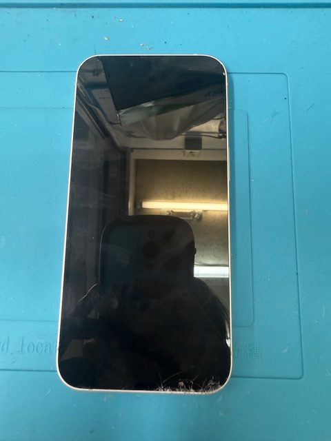 iPhone 16eフロントパネル(重度)修理のご依頼！