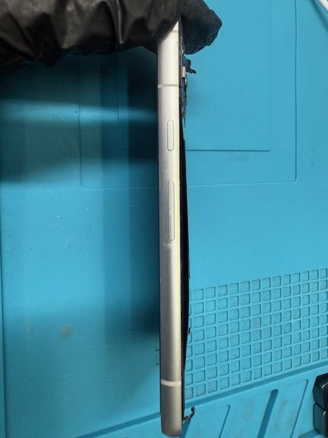 Google Pixel 7aバッテリー膨張修理のご依頼！