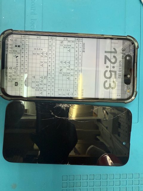 iPhone15フロントパネル(重度)修理のご依頼!
