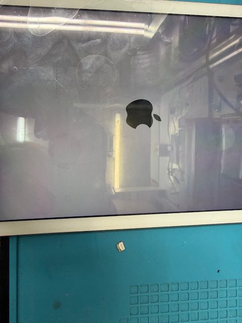 iPad(第6世代)不純物取り出し修理のご依頼!
