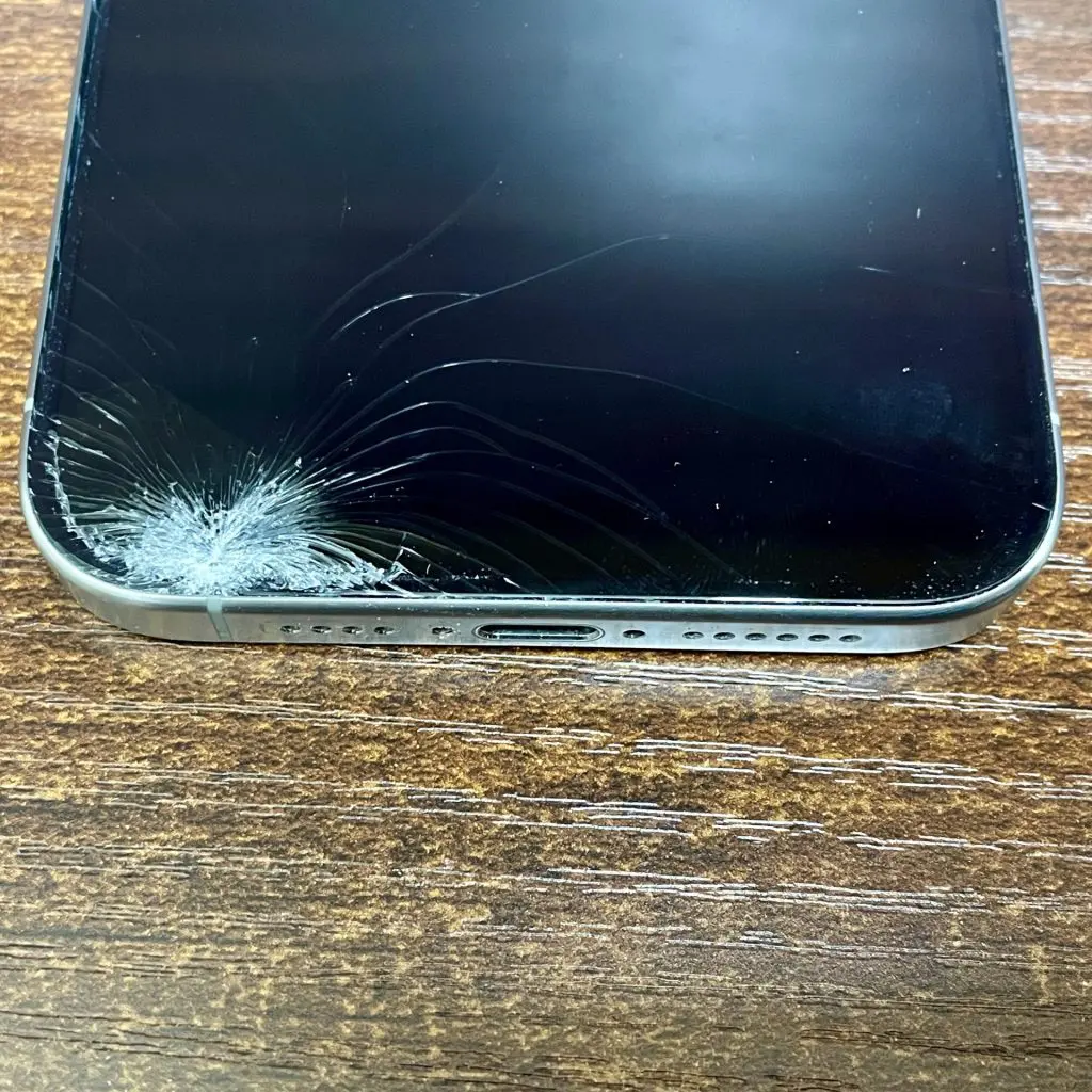 Apple iPhone15Pro Max 画面ひび割れ iPhone 15 Proの落下テストの結果「背面ガラスが従来よりも割れやすく