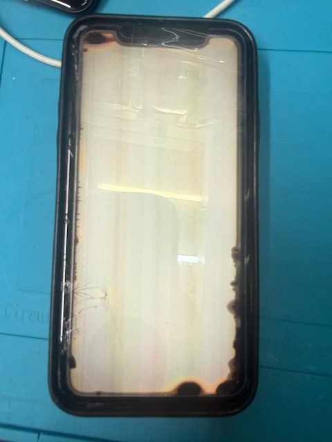 iPhone 11フロントパネル(重度)修理のご依頼!