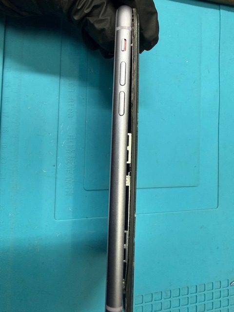 iPhone11バッテリー膨張修理のご依頼!