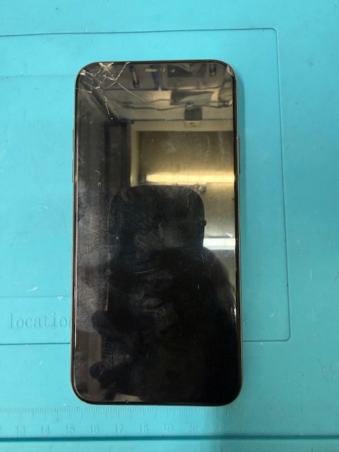 iPhone XSフロントパネル(重度)修理のご依頼!