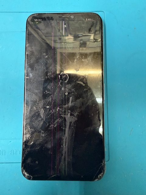 iPhone XSフロントパネル(重度)修理のご依頼!