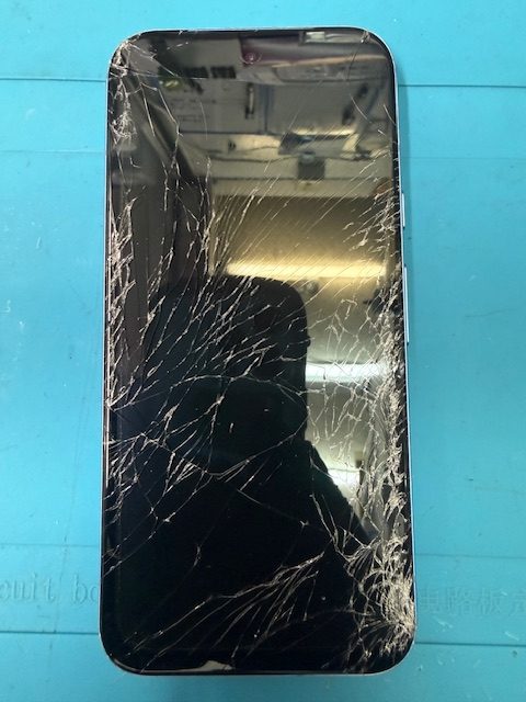 Google Pixel 8aフロントパネル修理のご依頼!