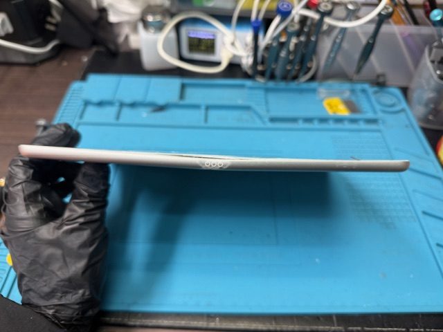 iPad7ガラス割れ・フレーム矯正修理のご依頼