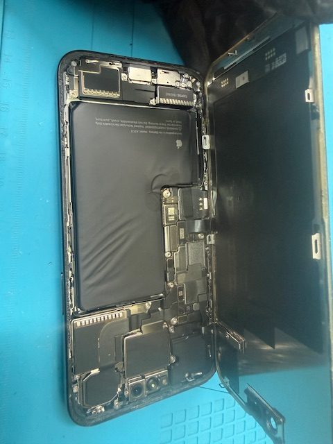 iPhone15ProMaxバッテリー交換修理のご依頼!