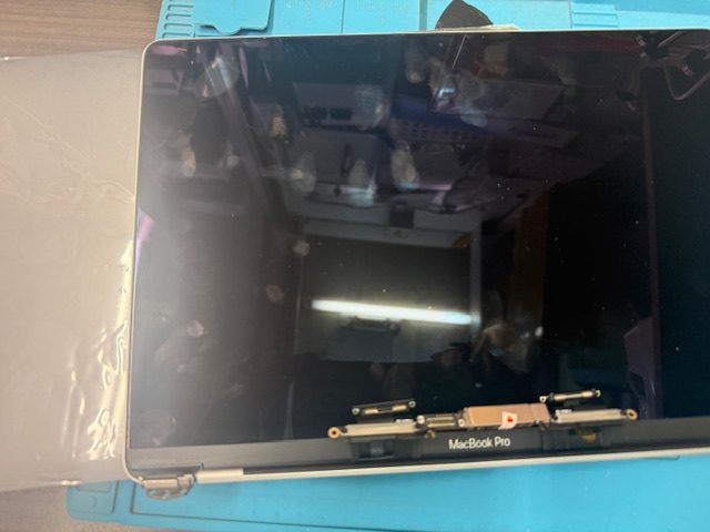 MacBook Pro A2338フロントパネル修理のご依頼!