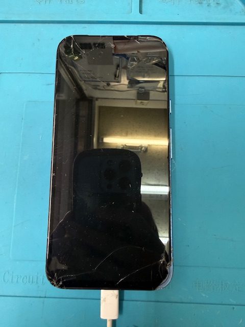 Google Pixel 8aフロントパネル修理のご依頼!