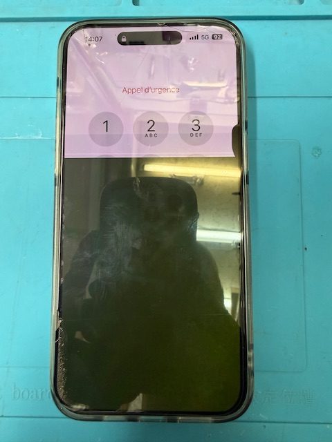 iPhone15Proフロントパネル(重度)修理のご依頼!