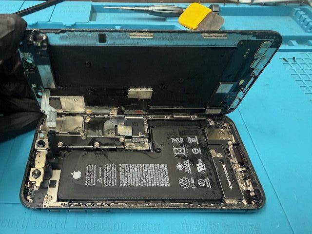 iPhoneXS水没・フロントパネル(重度)・充電口交換修理のご依頼!