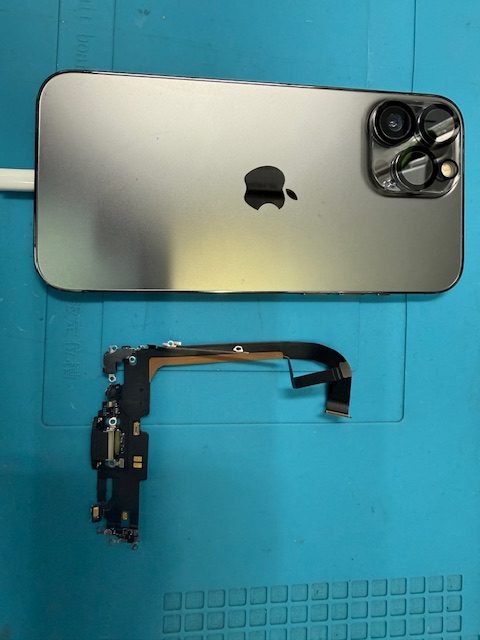 iPhone13ProMax充電口修理のご依頼!