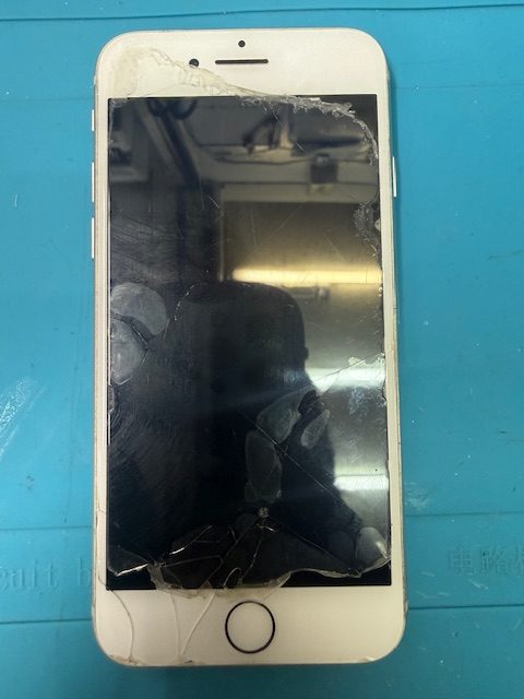 iPhone8フロントパネル(軽度)修理のご依頼!