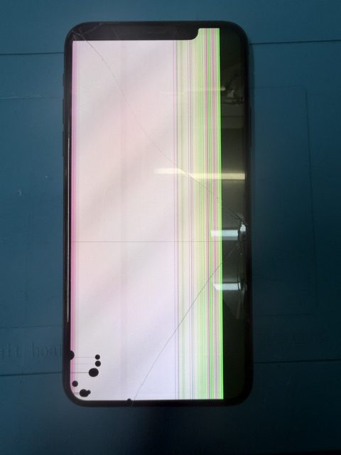 iPhone11ProMax フロントパネル(重度)修理のご依頼!