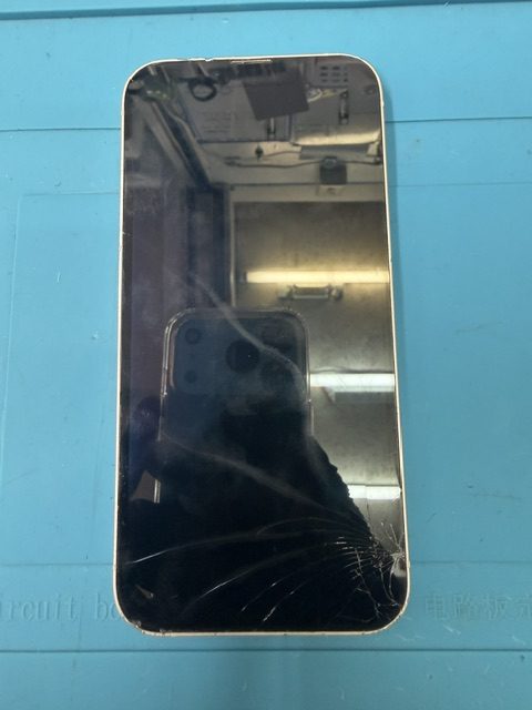 iPhone13フロントパネル(重度)修理のご依頼!