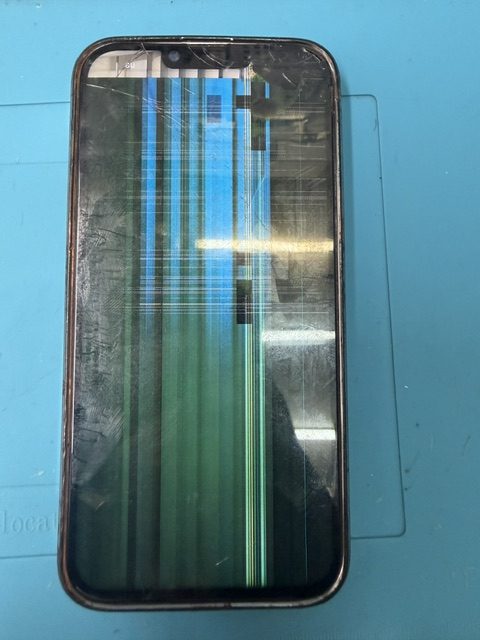 iPhone14Plusフロントパネル修理のご依頼!