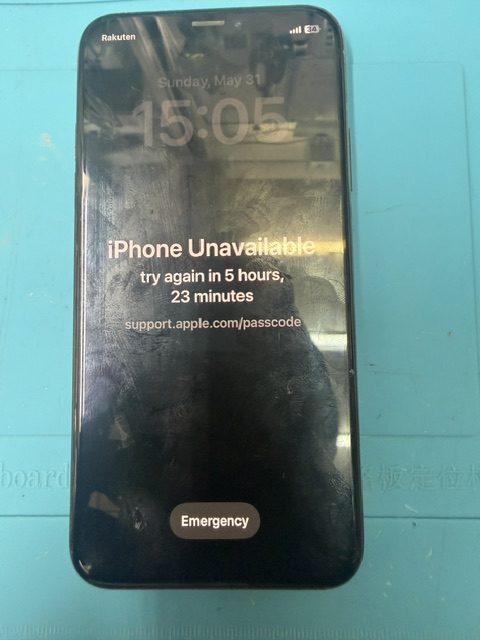 iPhoneXSフロントパネル(重度)修理のご依頼!