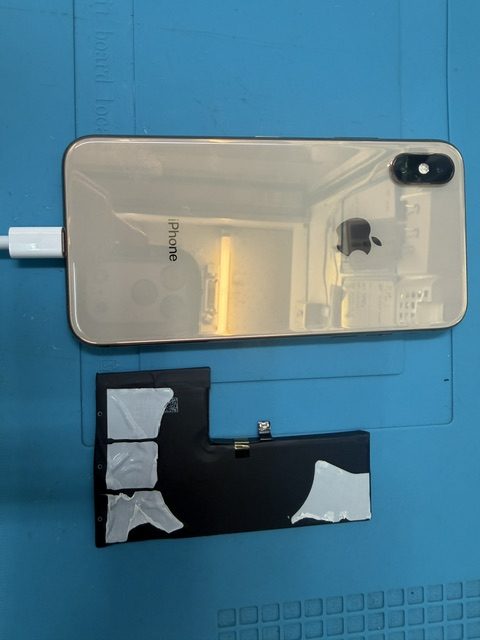 iPhoneXSバッテリー交換修理のご依頼!