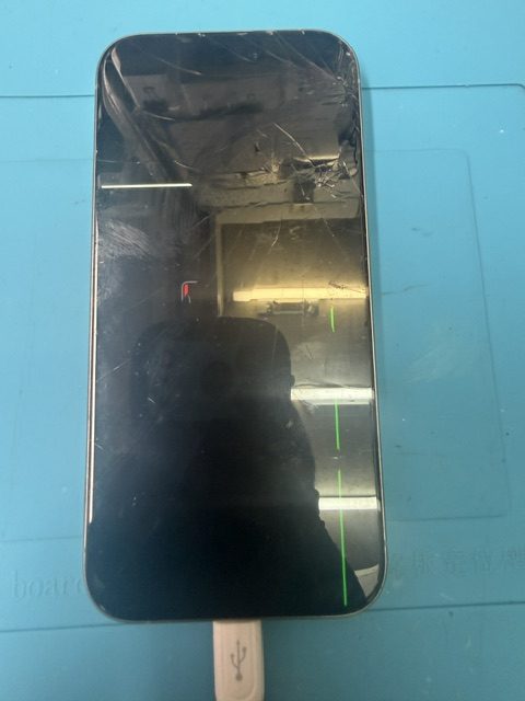 iPhone15Proフロントパネル(重度)修理のご依頼!