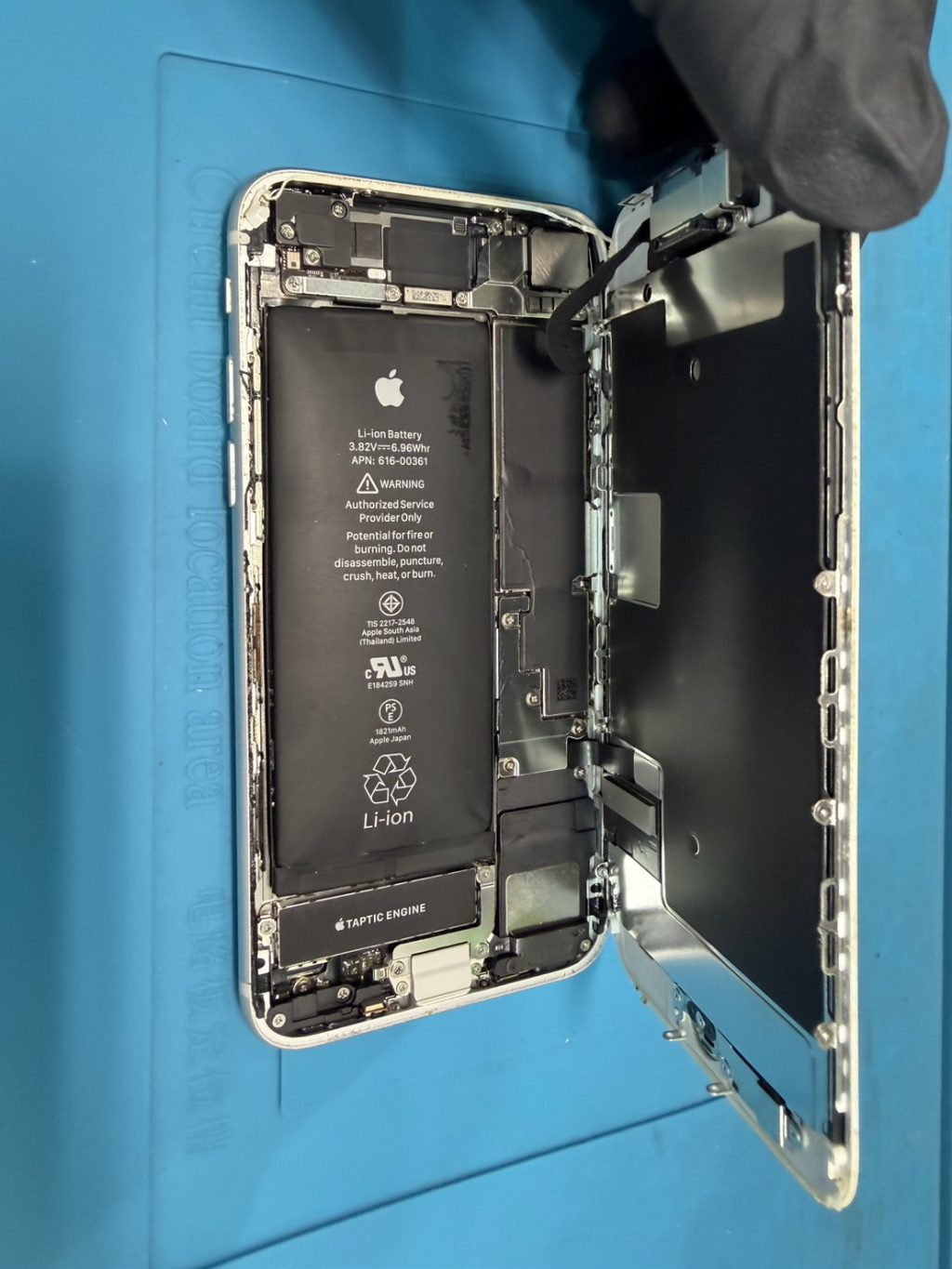 王子駅からiPhone 8のバッテリー膨張修理で出張対応いたしました!