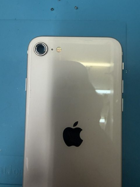 iPhoneSE2アウトカメラレンズ修理のご依頼!