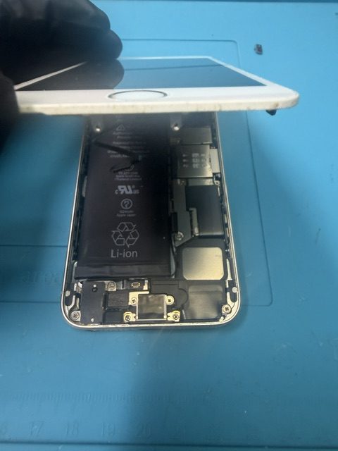 iPhoneSE(第1世代)バッテリー交換修理のご依頼!