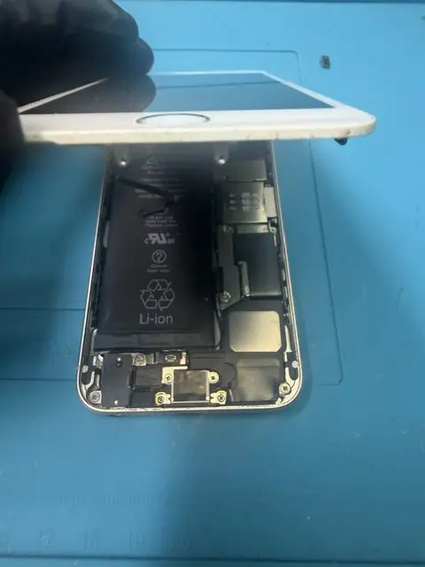 iPhoneSE（第1世代）バッテリー交換修理のご依頼！｜iPhone修理スマホ