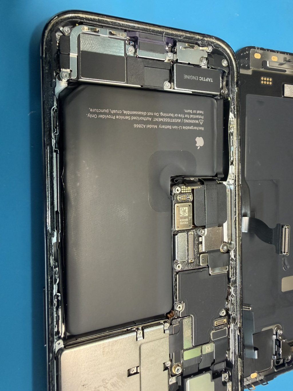 王子駅からiPhone 14 Proのバッテリー膨張修理でご来店いただきました!