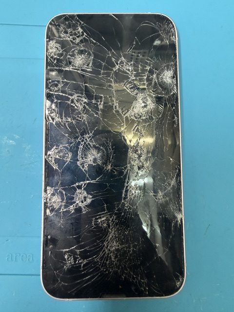 王子神谷からiPhone 14のフロントパネル(重度)修理のご来店いただきました!