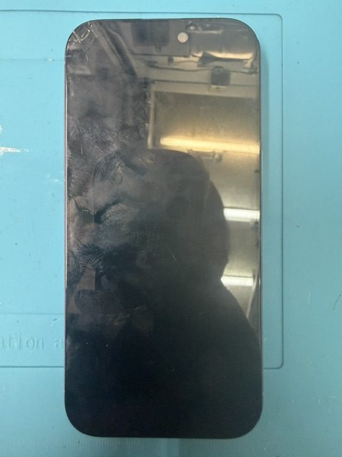 iPhone15フロントパネル(重度)修理のご依頼!