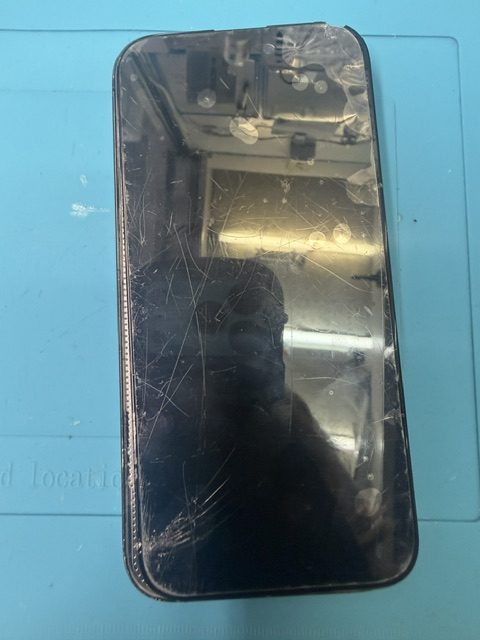 iPhone 15 ProiPhoneフロントパネル交換修理(重度)