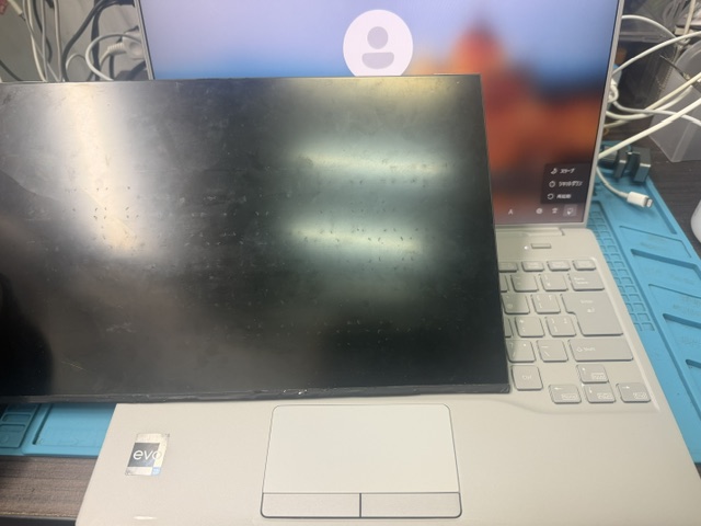 ノートパソコンパソコン液晶パネル交換修理